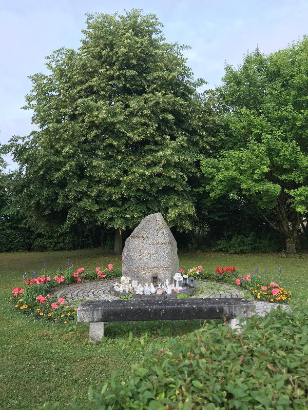 Der Gedenkstein fur die Sternenkinder auf dem Waldfriedhof